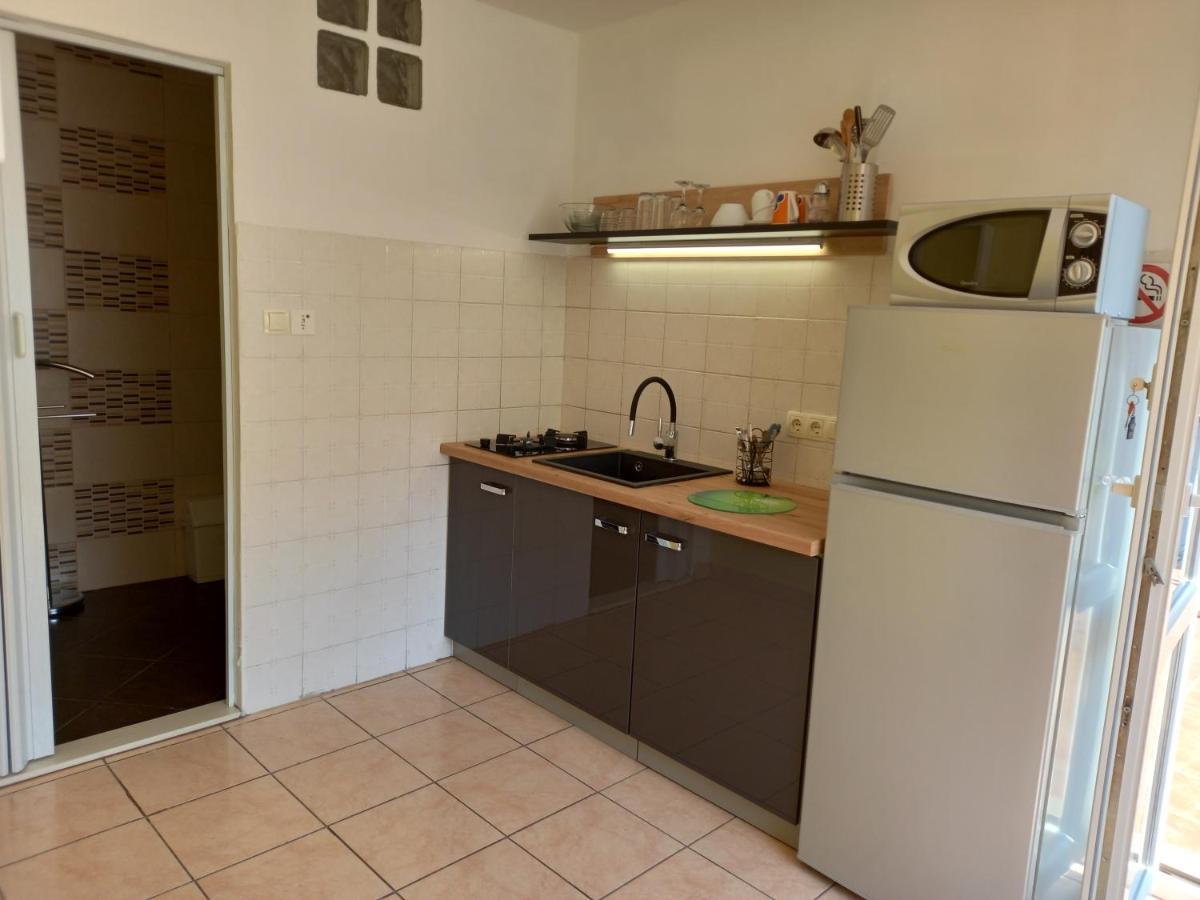 קריקווניצה Apartmani Iris I Ana מראה חיצוני תמונה