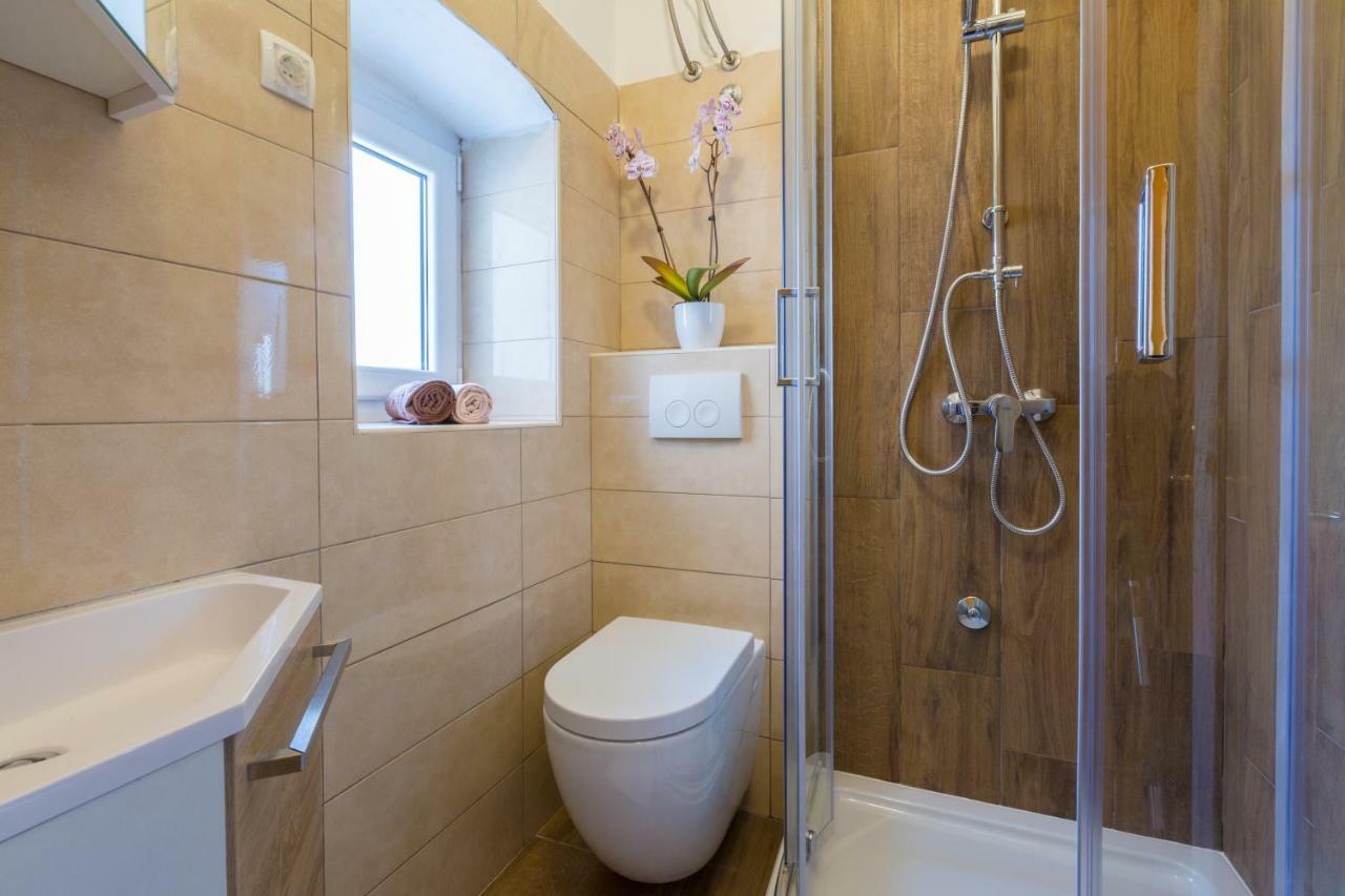 קריקווניצה Apartmani Iris I Ana מראה חיצוני תמונה