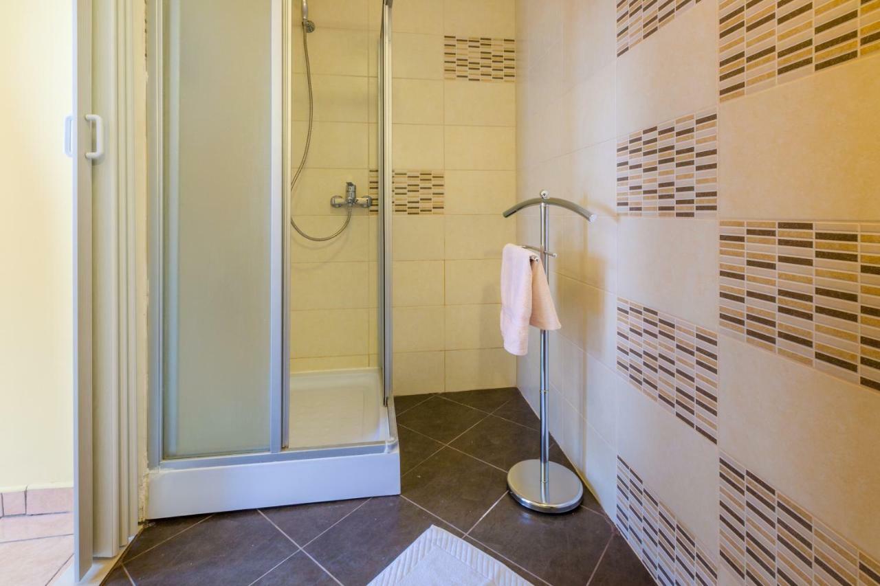 קריקווניצה Apartmani Iris I Ana מראה חיצוני תמונה